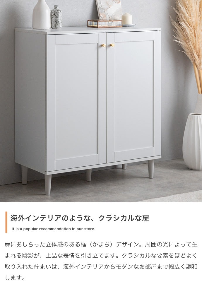 3枚扉キャビネット 框デザイン 幅110cmワイド 可動棚 ゴールド取っ手 コード穴付き