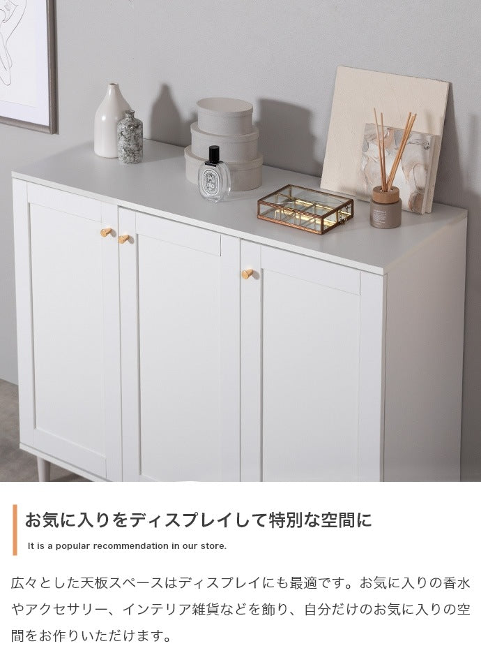 3枚扉キャビネット 框デザイン 幅110cmワイド 可動棚 ゴールド取っ手 コード穴付き